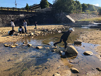 TANAKAMI子ども環境クラブ　　浅瀬を渡る子ども