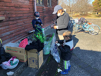 TANAKAMI子ども環境クラブ　ゴミ拾いの道具と袋を持って出発