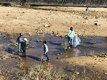 TANAKAMI子ども環境クラブ　　川に入ってゴミ拾い