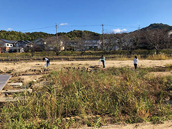 TANAKAMI子ども環境クラブ　　広い砂地をあるいてゴミ拾いする子どもたち