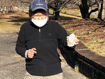 TANAKAMI子ども環境クラブ　代表の安部さんが石こう型を持っているところ