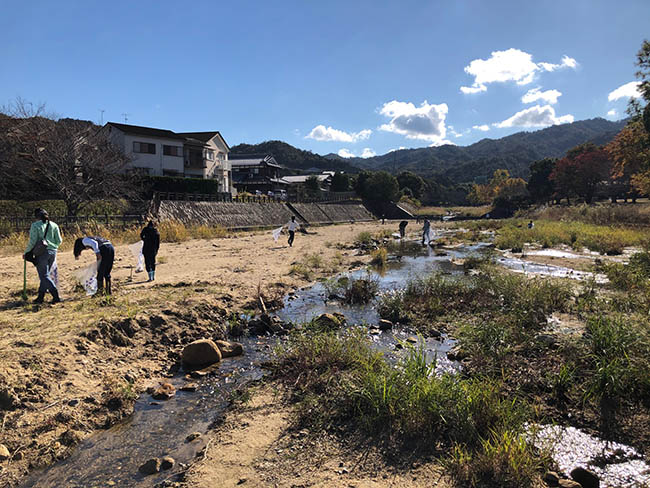 TANAKAMI子ども環境クラブ　河原でゴミ拾い活動のようす