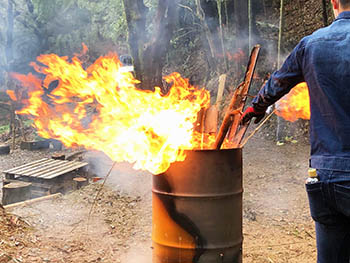 加茂女　ドラム缶で勢いよく燃やされる伐採された竹