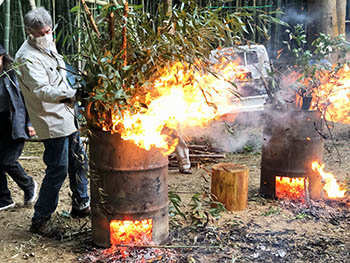 加茂女　ドラム缶で燃やされる竹