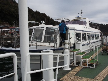 沖島里山保全の会　港に係留されている沖島への通船