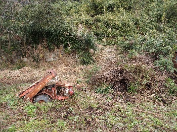 沖島里山保全の会　放置された農機具