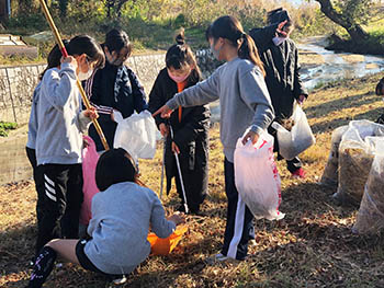 下阪本子どもコミュニティー　活動のようす　協力して掃除している