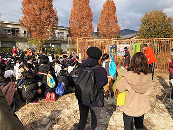下阪本子どもコミュニティー　活動のようす　　セレモニー会場にたくさんの参加者が集合