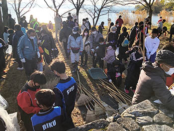 下阪本子どもコミュニティー　活動のようす　クリーン作戦開始、みんな掃除用具を持って散る