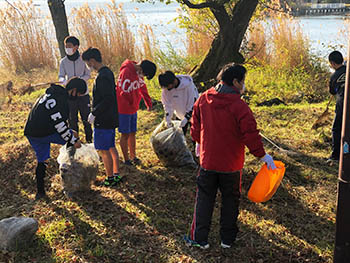 下阪本子どもコミュニティー　活動のようす　中学生が枯れ葉など集めている