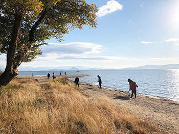 下阪本子どもコミュニティー　活動のようす　　琵琶湖の波打ち際でもゴミ拾い