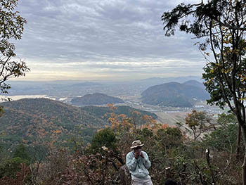 チームむべなるかな　山登り　山頂からは琵琶湖や長命寺川が見える