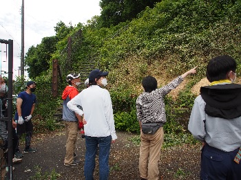 公益財団法人　京都市環境保全活動推進協会の活動のようす画像　わきの山のどこへ粉砕した竹を運ぶか