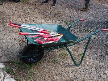 吉田山の里山を再生する会　一輪車に載せてある道具