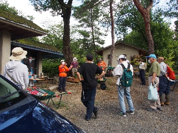 吉田山の里山を再生する会　朝のミーティングのようす