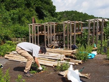 公益財団法人　京都市環境保全活動推進協会の活動のようす画像　竹を運ぶ