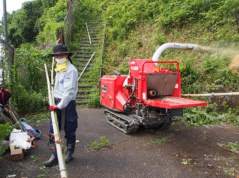 公益財団法人　京都市環境保全活動推進協会の活動のようす画像　チッパーのそばに竹を運んでくる