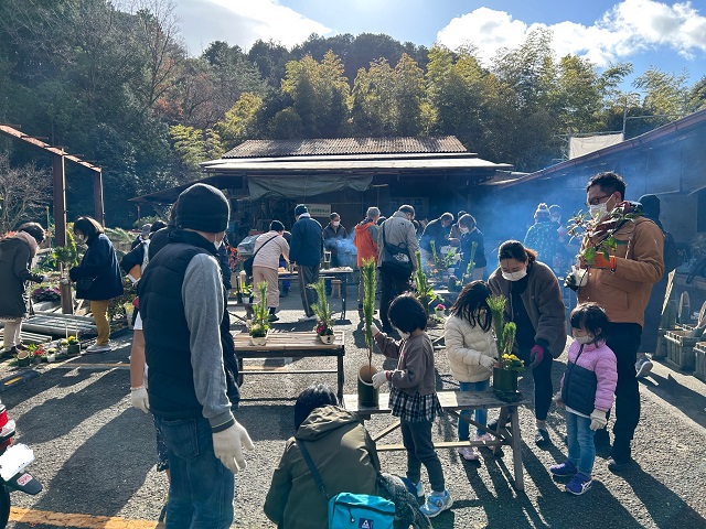 京都発・竹・流域環境ネット　ミニ門松づくりイベントのようす