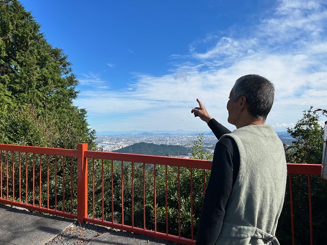 オーガニック土の塾　活動のようす画像　琵琶湖が見える神社の展望台