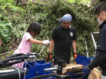 東草野炭焼き文化保存会　薪割機で薪を割る子ども