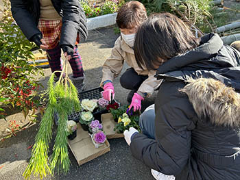 京都発・竹・流域環境ネット　飾りを選ぶ人