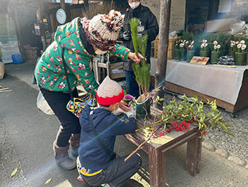 京都発・竹・流域環境ネット　親子で協力して飾りつけ