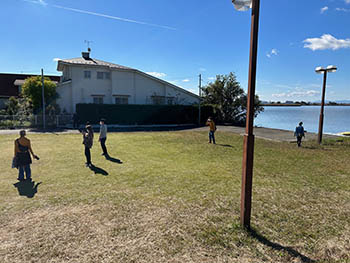 西の湖自然楽校　芝生でボール遊びをする親子