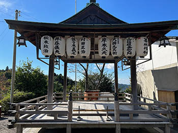 オーガニック土の塾　奥宮神社の境内の神楽殿