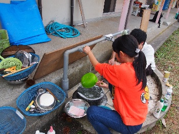上宮津・杉山エコガイドの会　活動のようす 　皿洗いする子どもたち