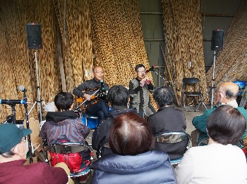 まるやまの自然と文化を守る会　ヨシの前で二人ユニットによるヨシ笛ライブ
