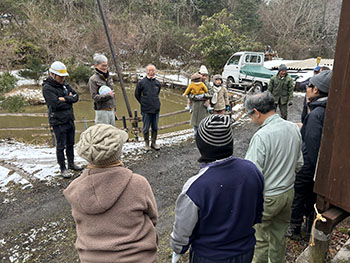 一般社団法人　甲賀ナイスローカルカンパニー　活動のようす画像　　　朝のあいさつ中のみなさん。円になって代表のお話を聞いているところ。